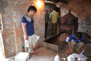 Một cơ sở sản xuất cà phê giả ở Quảng Ngãi bị công an bắt quả tang.
