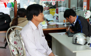 Y Năm Niê và các khách hàng đến chi nhánh Agribank tại Kroong Pách vay tiền đáo nợ