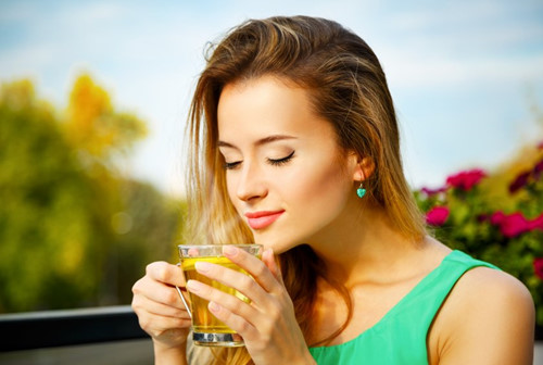 Uống trà xanh có thể giúp giảm cân - Ảnh: Shutterstock